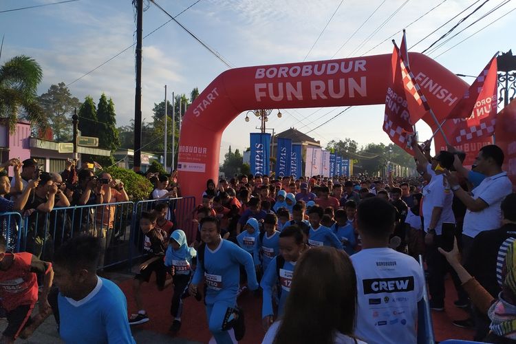 Sekitar 2.000 peserta mengikuti Borobudur Fun Run di kawasan Candi Pawon, Desa Wanurejo, Kecamatan Borobudur, Kabupaten Magelang, Minggu (19/1/2020).