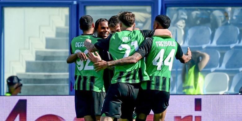 Penyerang Sassuolo Armand Lauriente (kedua-kiri) merayakan gol ketiga timnya selama pertandingan sepak bola Serie A Italia antara Unione Sportiva Sassuolo dan AC Milan di Stadion Mapei di Reggio Emilia, pada 14 April 2024. Kapten Timnas Indonesia Jay Idzes dilaporkan menuju Sassuolo untuk musim Liga Italia 2025-2026.