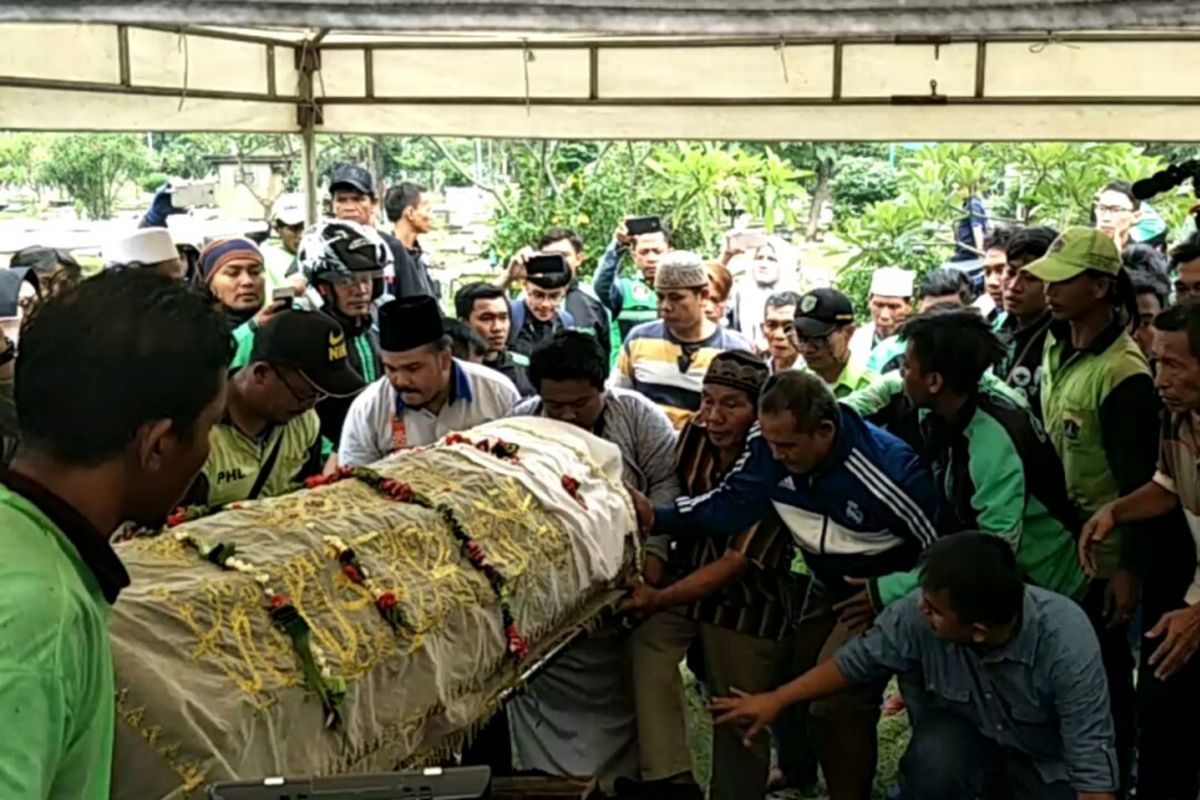 Rombongan pengemudi ojek online mengantarkan artis senior Laila Sari (82) ke peristirahatan terakhirnya di Tempat Pemakaman Umum (TPU) Karet Bivak, Tanah Abang, Jakarta Pusat, Selasa (21/11/2017).