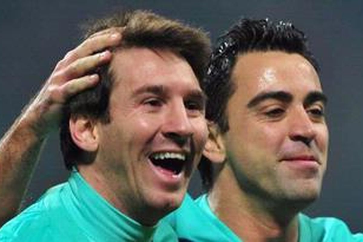 Pemain Barcelona, Xavi Hernandez (kanan) dan Lionel Messi, terpilih sebagai kandidat pemain untuk tim terbaik dunia 2011 versi FIFA.