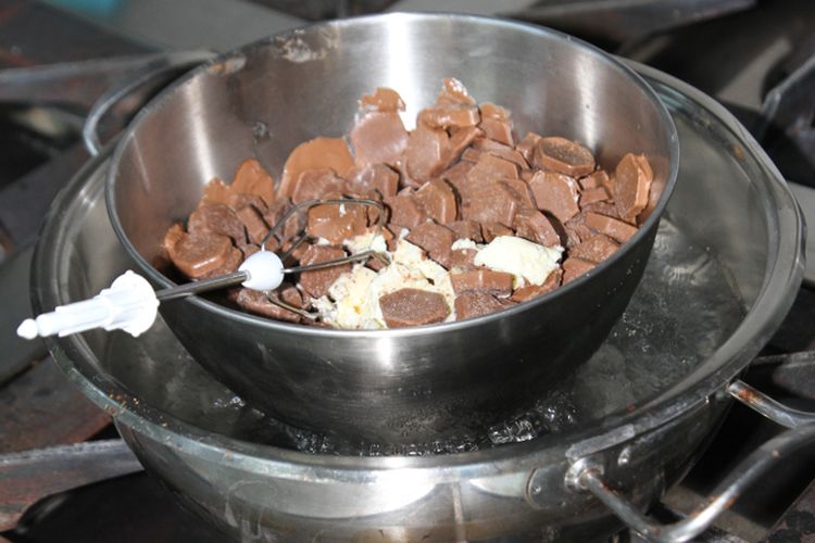 Ilustrasi teknik au bain marie yang biasa digunakan untuk melelehkan cokelat.