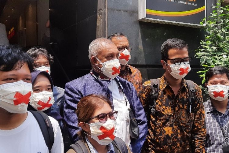 Aktivis Haris Azhar dan Koordinator KontraS Fatia Maulidiyanti telah mendatangi Mapolda Metro Jaya, Kamis (21/10/2021). Mereka memenuhi undangan mediasi dengan Menteri Koordinator Bidang Kemaritiman dan Investasi Luhut Binsar Pandjaitan.