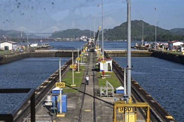 Pemandangan Kunci Miraflores di Terusan Panama, di Panama City pada tanggal 10 Januari 2024. Kekeringan yang melanda Terusan Panama telah memaksa pembatasan jumlah kapal yang transit di jalur air tersebut, di tengah fenomena El Nino yang mengancam akan memperburuk situasi.