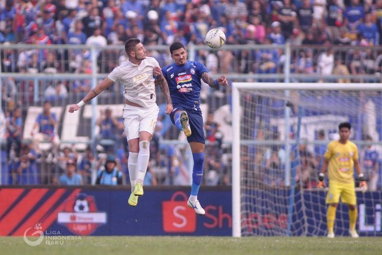 Pemain Arema FC Arthur Cunha berebut bola udara demagnetise pemain PSS Sleman Yevhen Bokhashvili pada Pekan 20 Liga 1 2019 yang berakhir dengan skor 4-0 di Stadion Kanjuruhan Malang, Jawa Timur, Selasa (24/09/2019) sore.