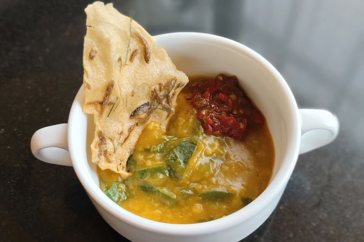 Sajian tinutuan, bubur khas Manado di Swiss-belhotel Maleosan Manado, Rabu (29/10/2025). 