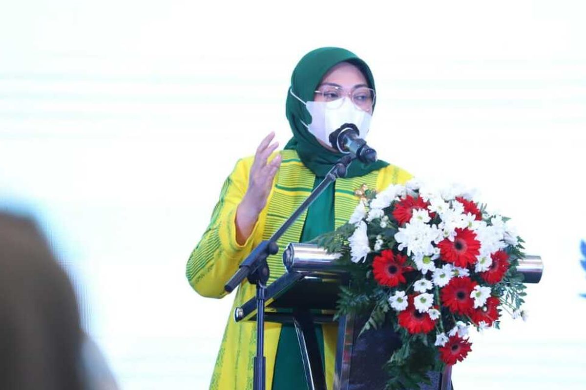 Menteri Ketenagakerjaan Ida Fauziyah, saat menyampaikan sambutan pada acara sosialisasi program pemagangan dan pelatihan vokasi, di salah satu hotel di Kabupaten Jombang, Jawa Timur, Minggu (8/11/2020).