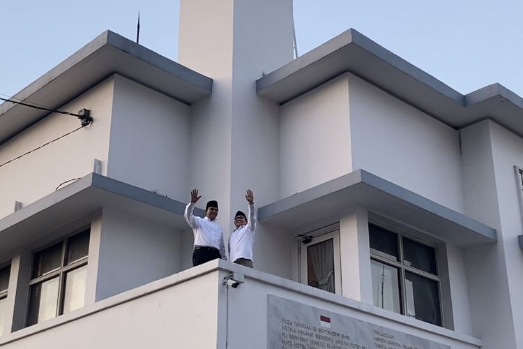 Anies Baswedan - Cak Imin di lokasi perobekan bendera Belanda di Hotel Majapahit, Surabaya