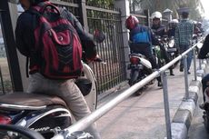 Mereka Tegur Pengendara Motor Penyerobot Zebra Cross