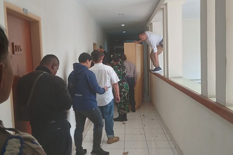 petugas tengah berupaya mengevakuasi macan yang ditemukan di sebuah hotel di bandung, senin (6/10/2025)