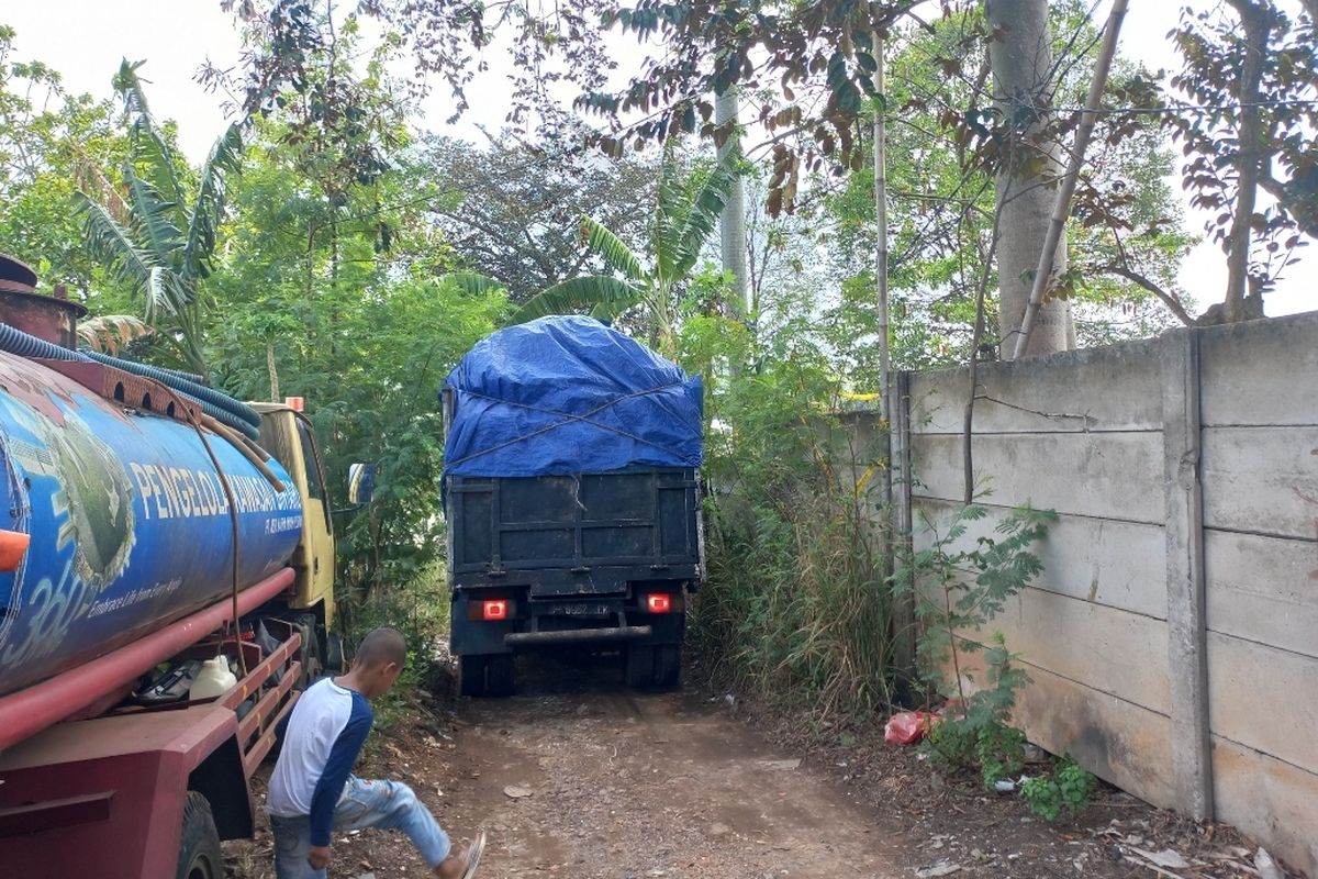 Satu truk pengangkut sampah terlihat memasuki kawasan tempat pemrosesan akhir (TPA) ilegal yang sudah disegel di Jalan Nusa Jaya, Pondok Ranji, Tangerang Selatan pada Senin (6/11/2023).