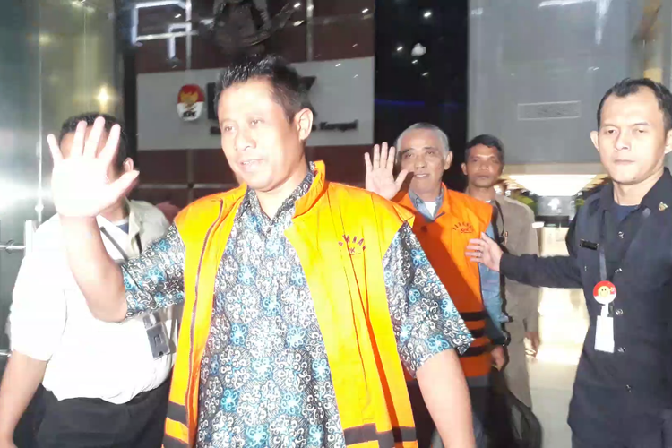 Anggota DPRD Kota Malang Hery Subiantono (kanan foto) ditahan KPK. Tampak di sebelah Hery sesama anggota DPRD Malang, Sukarno yang juga ditahan. Selasa (27/3/2018).