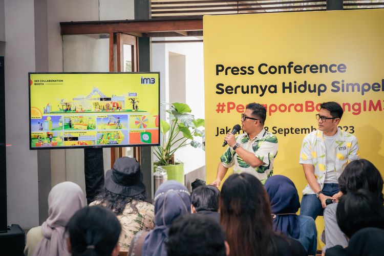 SVP Brand Management & Strategy IM3 Fahroni Arifin saat menjelaskan konsep IM3 Collabonation Booth di Pestapora 2023 pada acara Press Conference Pestapora Bareng IM3 di Dia.Lo.Gue, Kemang, Jakarta, Senin (18/9/2023).