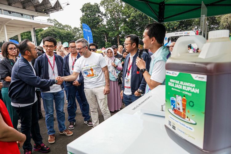 Dirut Pertamina Patra Niaga Riva Siahaan bersama CEO noovoleum Philippe Micone saat menghadiri peluncuran Green Movement UCO.