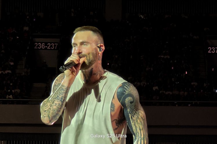 Kamera Samsung S25 Ultra mampu menangkat lesung pipi Adam Levine.