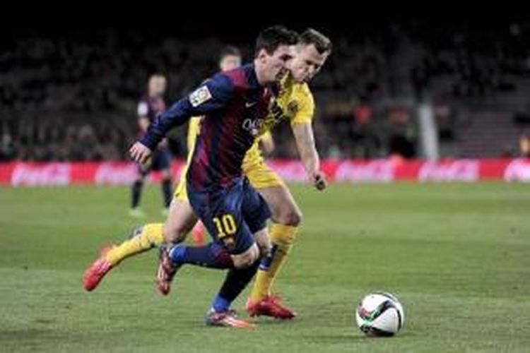 Striker Barcelona, Lionel Messi, dikawal pemain Villarreal, Denis Cheryshev, pada laga semifinal Copa del Rey di Camp Nou, Barcelona, Rabu (11/2/2015).
