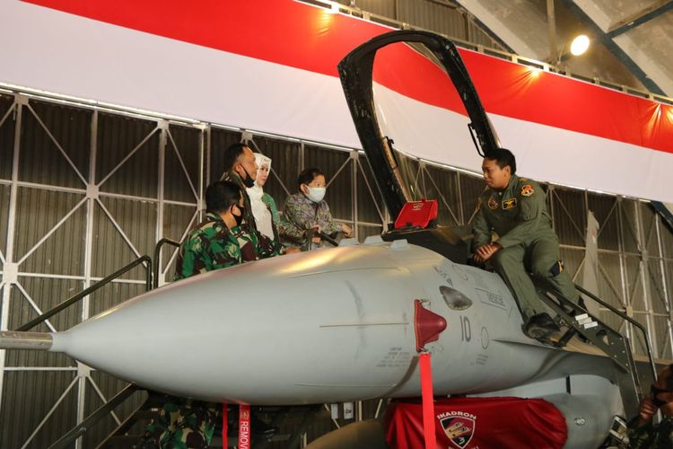 Dua pesawat tempur F-16 milik TNI Angkatan Udara (AU) dengan tail number TS-1610 dan TS-1601 kembali mengudara di langit Indonesia setelah selesai menjalani program Falcon Star dan eMLU.