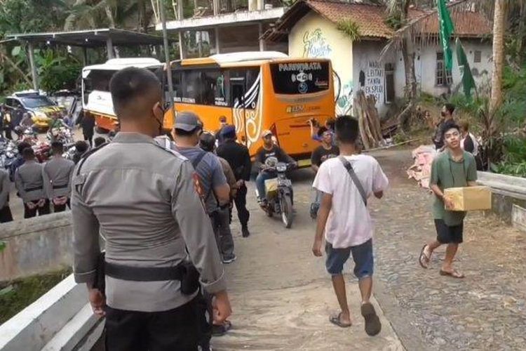 
Warga Desa Wadas yang sempat diamankan polisi kembali pulang ke rumahnya dengan menggunakan dua unit bus yang disewa oleh Gubernur Jateng Ganjar Pranowo, Rabu (9/2/2022) siang. 