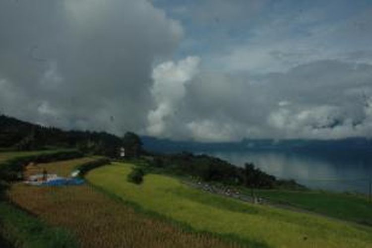 Peserta Kompas Minang Bike saat gowes di etape II Danau Maninjau-Bukit Tinggi, Sabtu (10/5/2014).