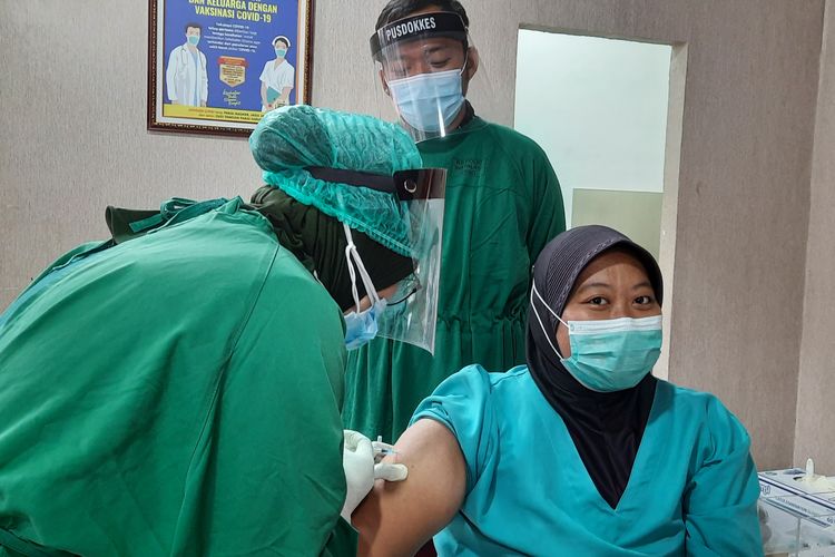 Pelaksanaan vaksinasi Covid-19 bagi tenaga kesehatan (nakes) di RS Polri Kramat Jati, Jakarta Timur, Jumat (15/1/2021)