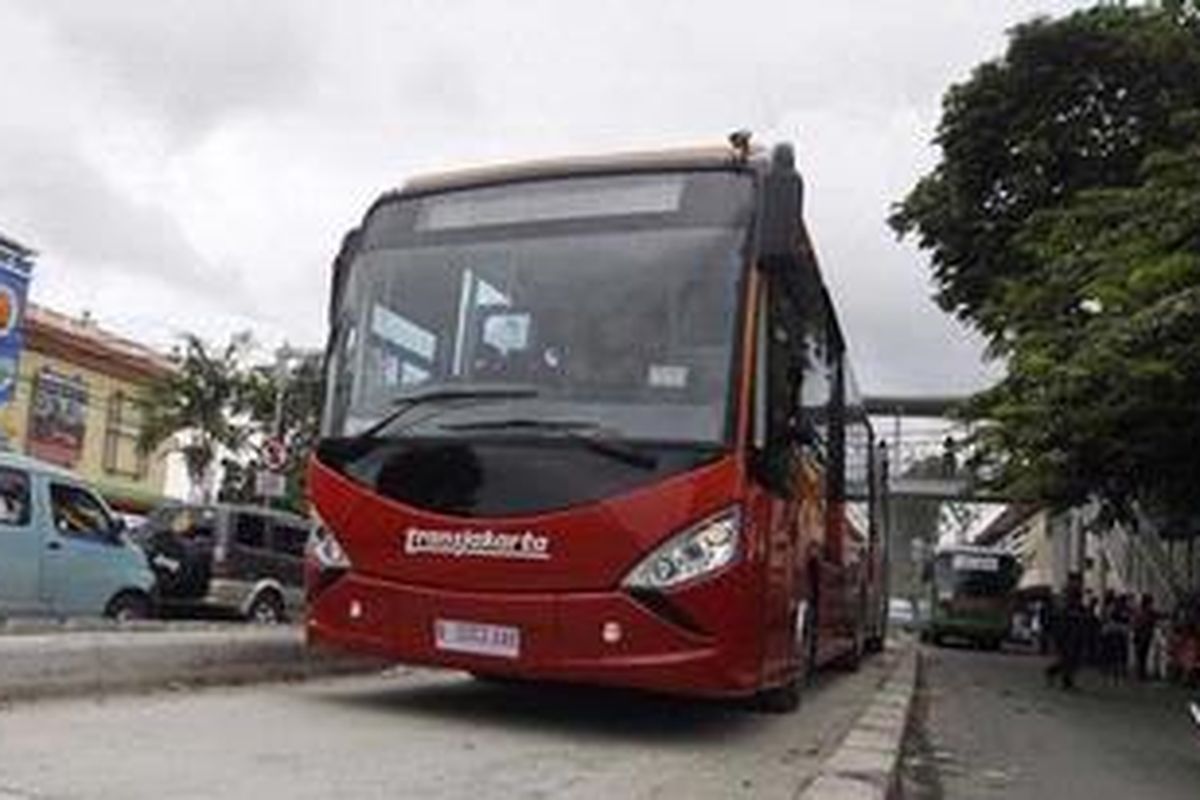 Uji coba bus Transjakarta di jalur busway koridor XI, dilakukan di kawasan Jatinegara, Jakarta Timur, Senin (26/12/2011). Meskipun sejumlah halte masih dalam tahap penyelesaian, koridor yang menghubungkan Kampung Melayu ke Pulogebang ini direncanakan beroperasi pada 28 Desember 2011. 