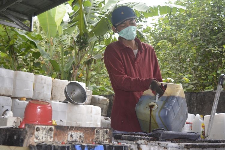 Proses penyearingan limbah minyak goreng atau jlantah di BUMDes Panggung Lestari