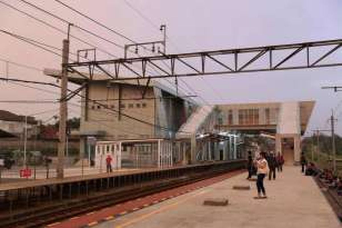 Calon penumpang menunggu kereta di Stasiun Maja, Banten, yang telah direnovasi, Senin (23/5/2016). Tiga stasiun kereta komuter di wilayah Jabodetabek, yaitu Stasiun Kebayoran, Stasiun Parung Panjang, dan Stasiun Maja, direnovasi menjadi lebih modern untuk mengakomodasi jumlah penumpang yang semakin banyak.