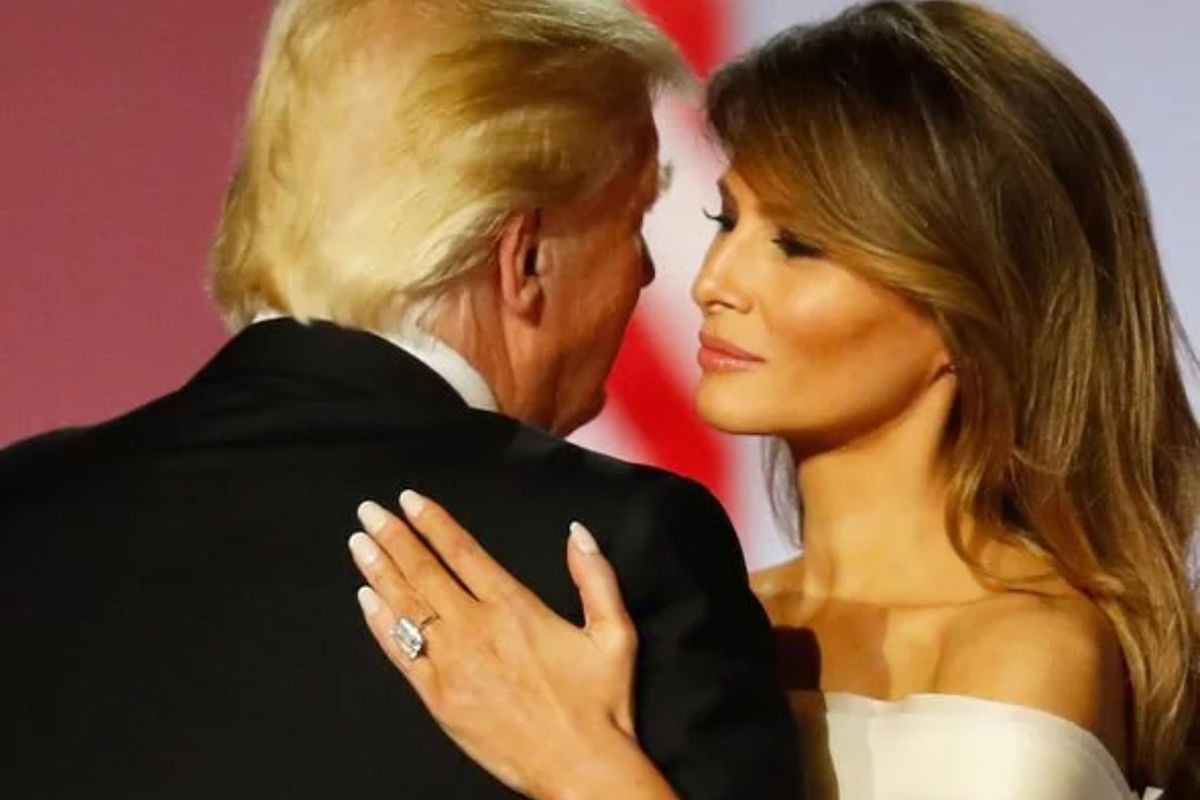 Melania menanggalkan cincin pertama yang diberikan suaminya Donald Trump untuk digantikan dengan cincin baru yang diberikan sebagai hadiah pernikahan mereka yang ke-10.