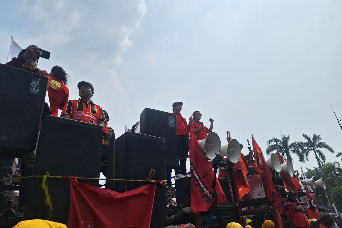 Ribuan buruh melakukan unjuk rasa di depan Gedung DPR MPR RI Jakarta Pusat, Kamis (1/5/2025).