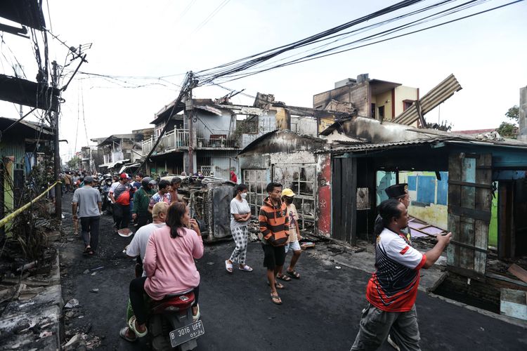 Warga melihat lokasi kebakaran di Kampung Tanah Merah usai ledakan Depo Pertamina Plumpang, Koja, Jakarta Utara, Sabtu (4/3/2023). Kebakaran ini mengakibatkan 17 orang meninggal dunia dan 51 orang luka-luka.