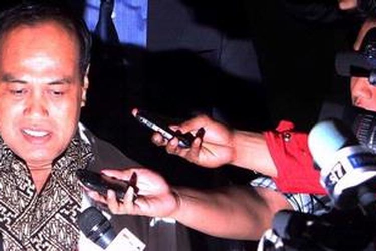 Penyidik Komisi Pemberantasan Korupsi (KPK), Jakarta, Senin (17/12/2012), memeriksa kembali tersangka Simulator SIM, Irjen Pol Djoko Susilo. Tampak tersangka keluar dari gedung dan akan memasuki mobil tahanan. Tersangka Djoko menjalani pemeriksaan selama delapan jam. Mantan Gubernur Akpol ini di  periksa untuk kepentingan penyidikan.

