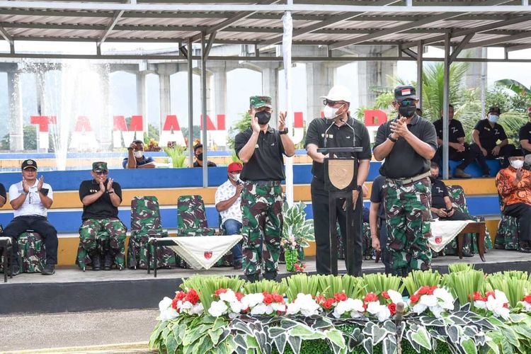 Kasdam XVI Pattimura, Brigjen TNI Stepanus Mahury mendampingi gubernur Maluku, Murad Ismail saat membuka acara bakti lingkungan menyongsong Hari Ulang Tahun (HUT) ke -23 Kodam Pattimura, Sabtu (14/5/2022)