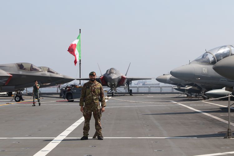 Pesawat tempur F-35B Lightning II dan AV-8B Harrier II di atas dek kapal induk AL Italia, Cavour C-550 di pelabuhan Tanjung Priok, Jakarta, Selasa (17/9/2024).