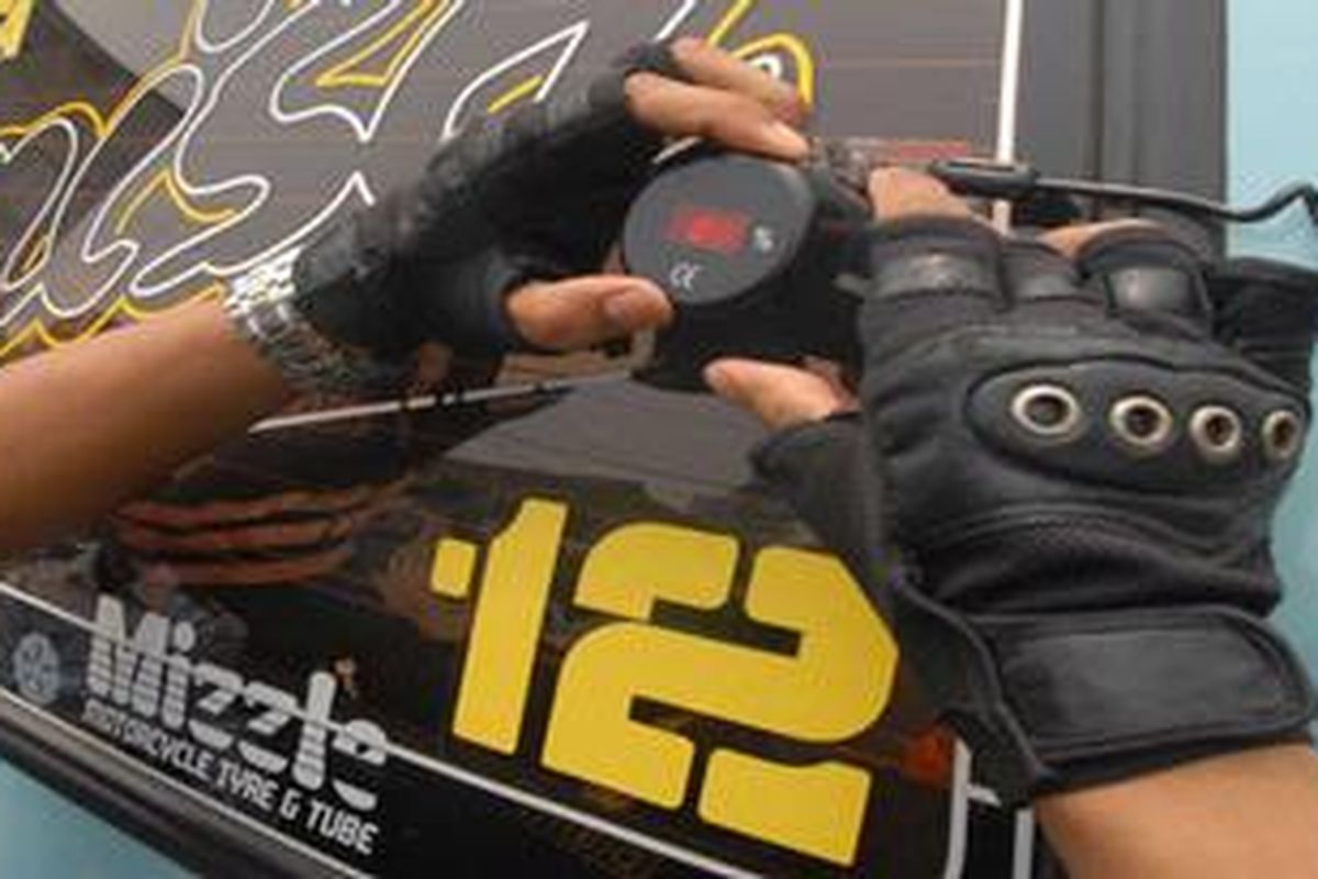 Suku Dinas Perhubungan dan petugas Terminal Senen merazia kaca mobil angkutan umum yang tingkat kegelapannya melebihi 30 persen di Terminal Senen, Jakarta Pusat, Selasa, (20/9/2011). Rencananya razia ini akan dilakukan secara rutin.