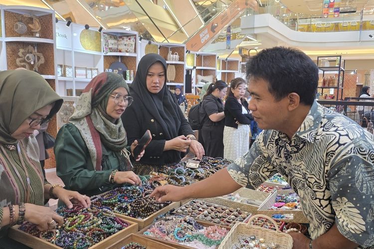 Bahan Muncul dari Proses Alam, Intip Kerajinan Batu Sangiran di UMKM Grande Semarang