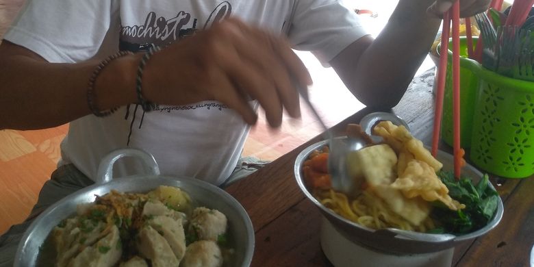 Suasana kedai Mie ayam dan Bakso Wajan milik Firida (45) di jalan Gajah Mada, Kota Purwodadi, Kabupaten Grobogan, Jawa Tengah, Jumat (12/3/2021).