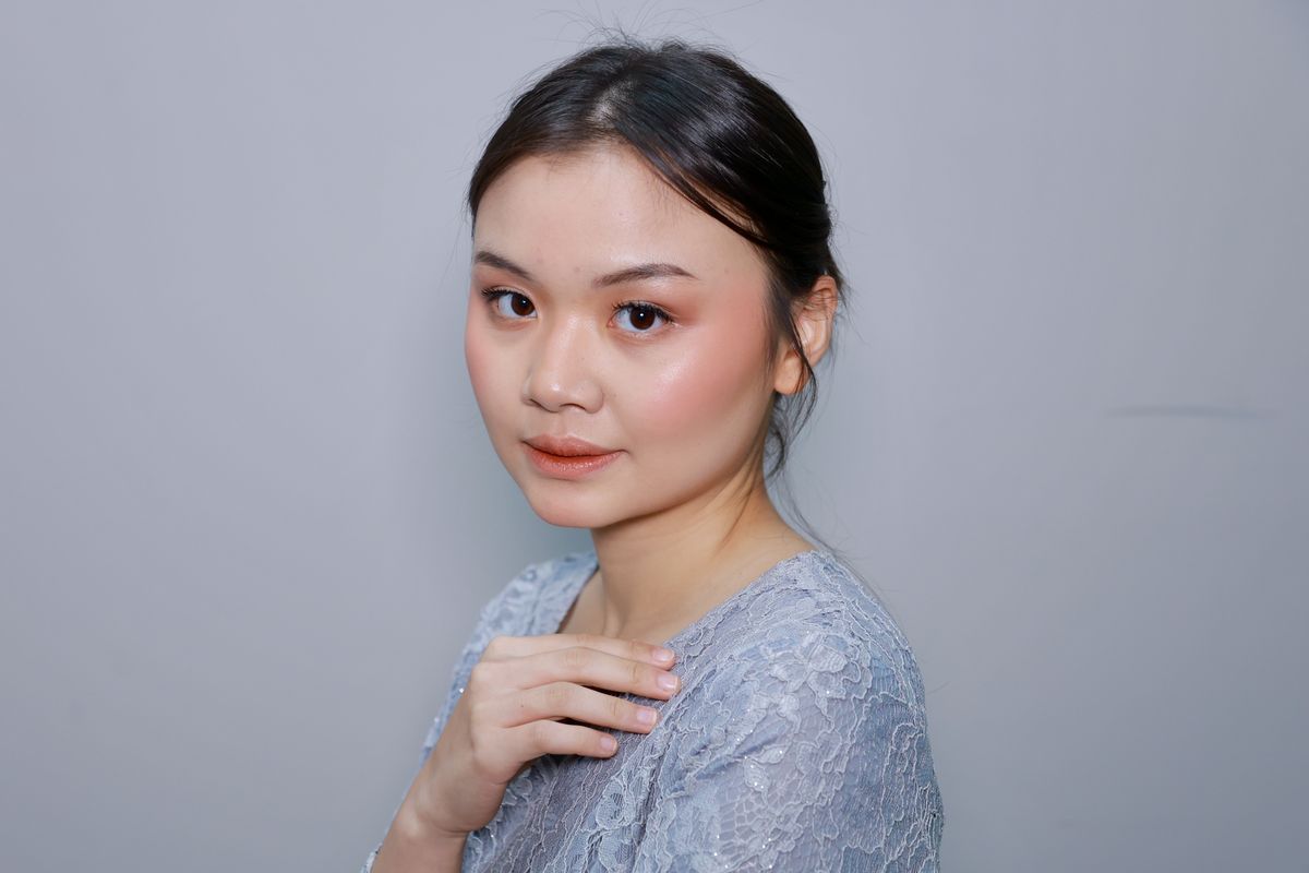 Model dengan hasil makeup untuk wisuda yang tahan lama dan natural.