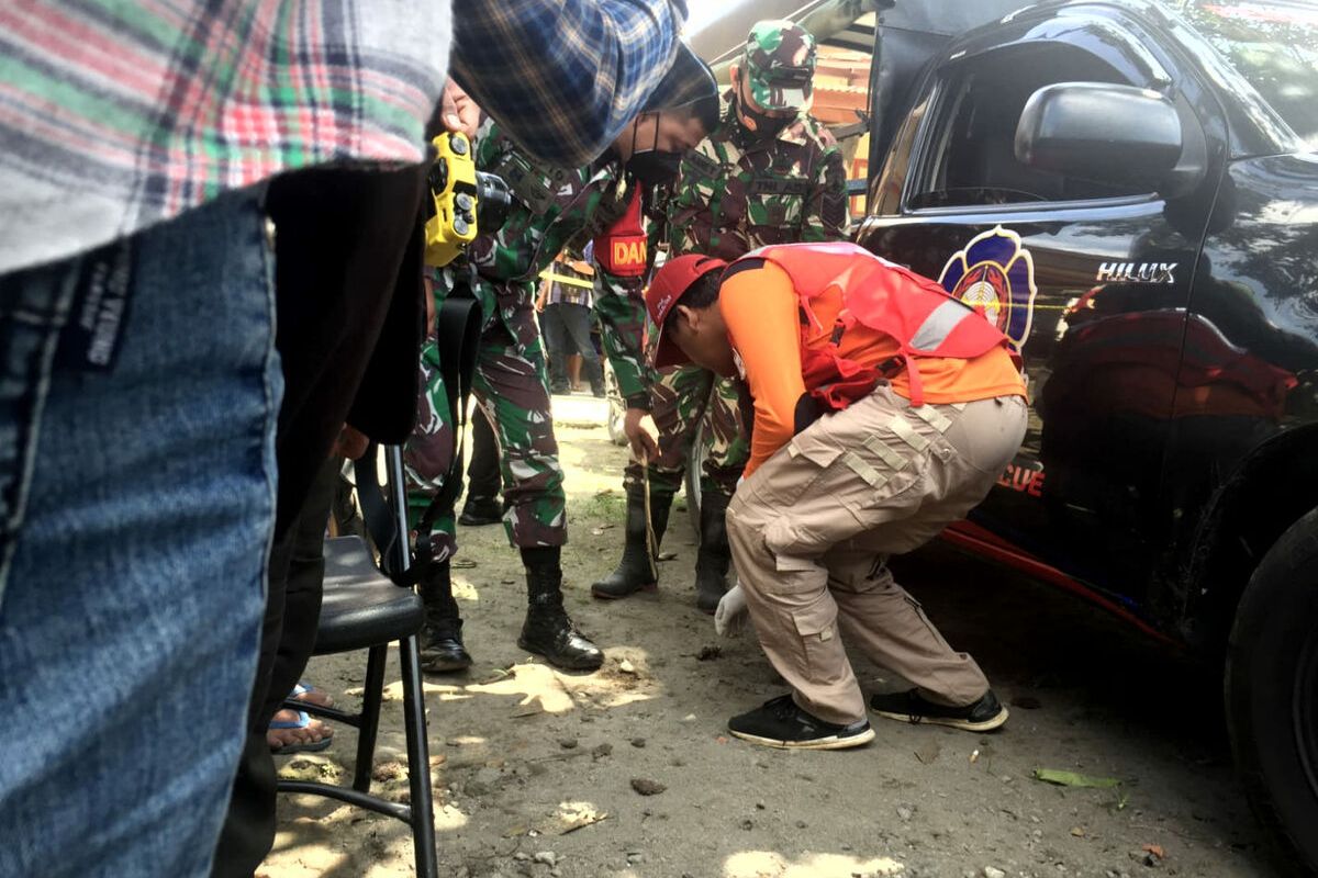 Petugas INAFIS kepolisian memungut serpihan tubuh korban ledakan di Blitar, Senin (20/2/2023)