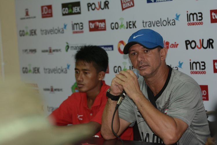 Pelatih Madura United Gomes de Olivera bersama dengan Bayu Gatra