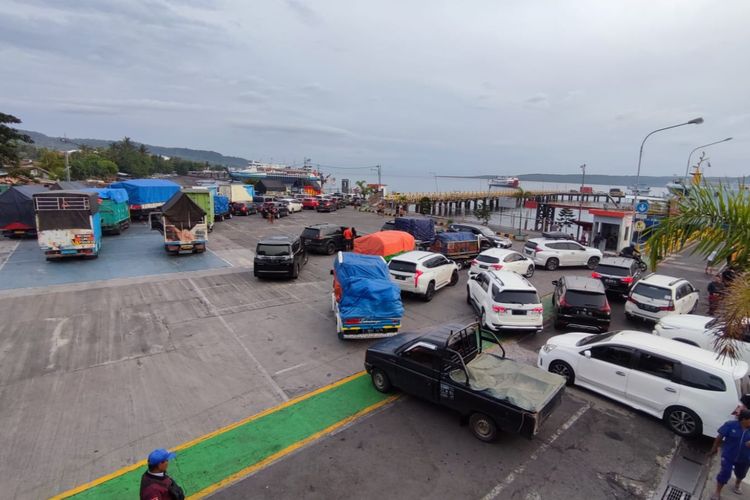 Suasana di dalam Pelabuhan ASDP Ketapang Banyuwangi 