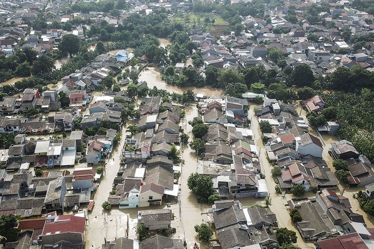 Foto udara banjir yang merendam perumahan Villa Jatirasa, Bekasi, Jawa Barat, Minggu (25/10/2020). Banjir akibat luapan kali Cikeas dengan ketinggian 60 cm - 2 meter memasuki pemukiman warga pada (24/10) pukul 23.00 WIB.