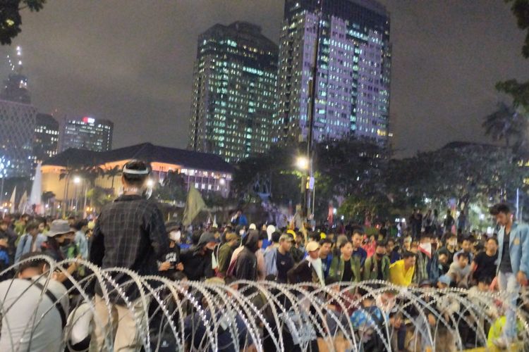 Massa aksi terpantau masih memadati kawasan Patung Kuda, Jakarta Pusat, Selasa (13/9/2022)