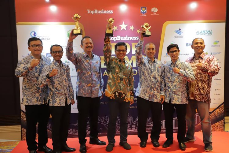 Pemerintah Kabupaten (Pemkab) Bandung meraih lima penghargaan prestisius Top Business atas kinerja moncer Badan Usaha Milik Daerah (BUMD) dalam acara Top BUMD Awards 2024 yang diberikan Majalah TOP Business dan Institut Otonomi Daerah (i-OTDA) serta sejumlah lembaga lain di Hotel Raffles Jakarta, Rabu (20/3/2024).
