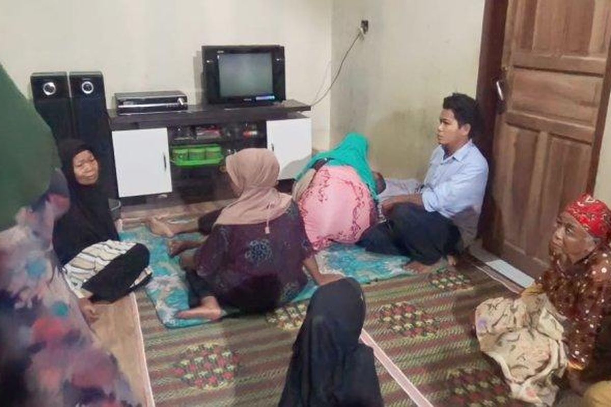 Suasana rumah duka korban tewas kebakaran Nurmala Adrianti (20) di Desa Tajursindang, Kecamatan Sukatani, Kabupaten Purwakarta, Senin (15/1/2024) malam. 