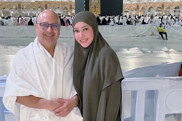 Maia Estianty rupanya merayakan ulang tahun pernikahan kelima dengan Irwan Mussry di Tanah Suci Mekah, Arab Saudi.