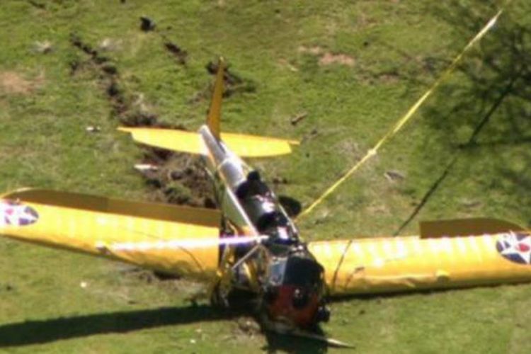 Harrison Ford mengalami kecelakaan setelah pesawat antik berjenis Ryan PT-22 Recruit yang diterbangkannya jatuh di lapangan golf dekat Bandara Santa Monica, Los Angeles, AS, Kamis (5/3/2015) waktu setempat.