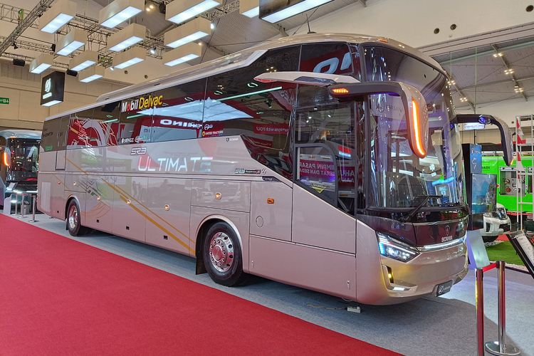 Bus baru Legacy SR3 buatan Karoseri Laksana