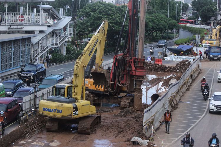 Suasana pembangunan Underpass Senen Extension, Senen, Jakarta Pusat, Senin (27/1/2020). Pembangunan Underpass Senen Extension ini dimulai sejak 1 Januari 2020, dan rencananya akan selesai 30 Desember 2020.