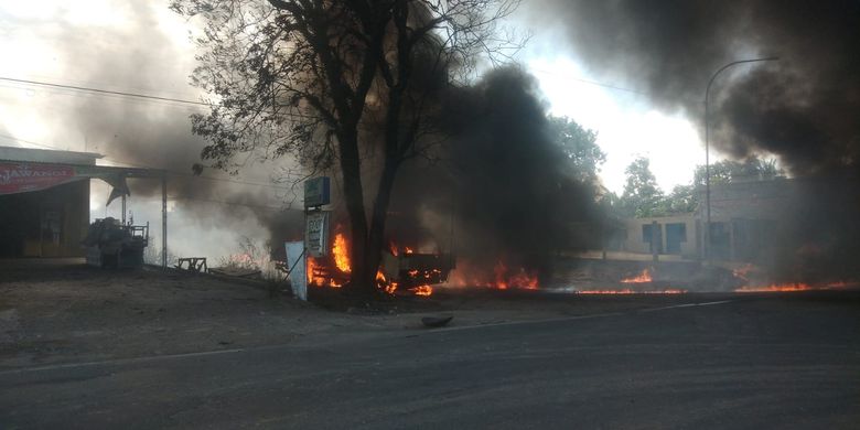 Kebakaran merembet ke sejumlah rumah dan bangunan di Jambi karena ledakan memicu semburan minyak yang membawa api.