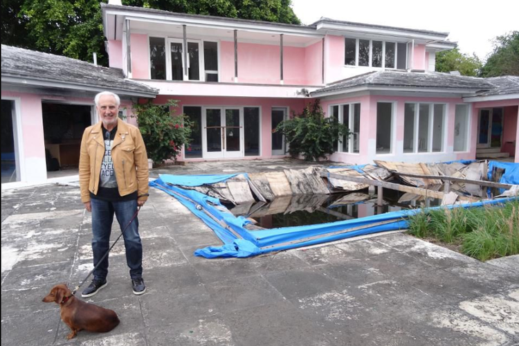 Pemilik properti saat ini, Christian de Berdouaré berdiri di depan rumah persembunyian Escobar sebelum dihancurkan pada 2016