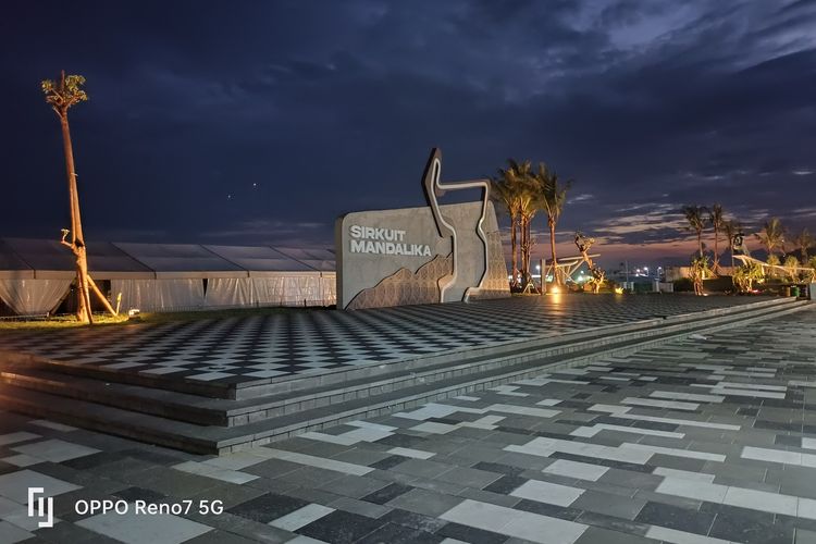 Foto ini diambil dengan menggunakan night mode. Foto tampak lebih terang di beberapa bagian, contohnya di bagian langit objek. 